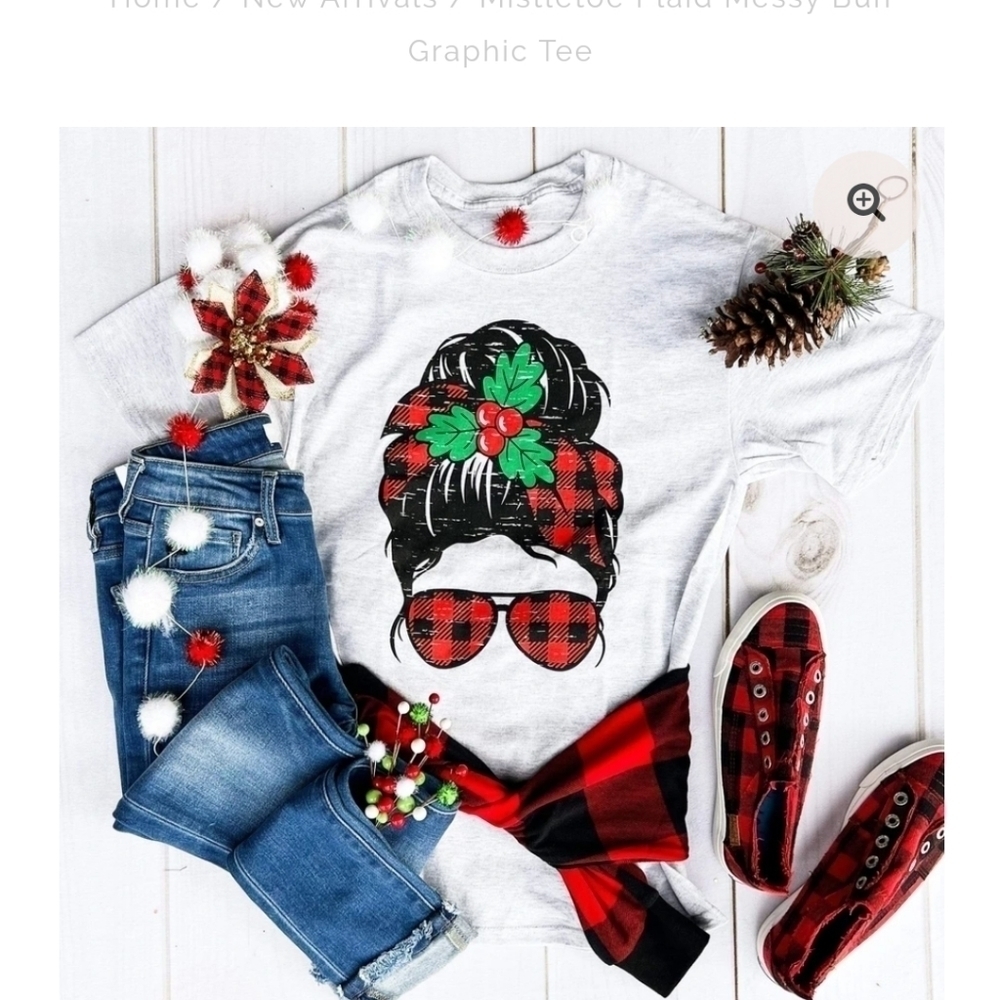 Mistletoe Plaid Messy Bun Graphic Tee size small